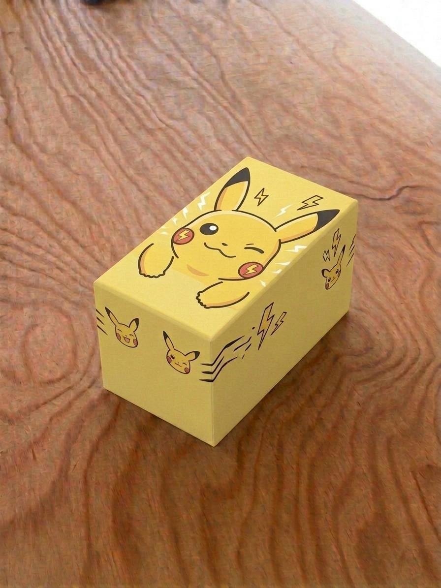 Mystery Box Pokémon 120+1 Set Grande: confezione regalo gialla decorata con Pikachu contenente 120 carte Pokémon assortite in italiano, 1 rara in omaggio e 100 bustine protettive Atomic